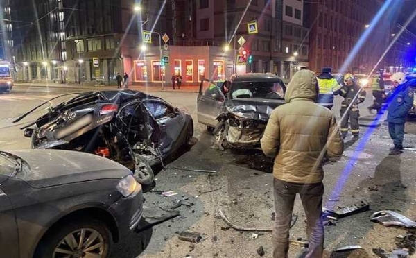 В интернете появилось видео с аварией, в которую попали пять легковых автомобилей в Санкт-Петербурге